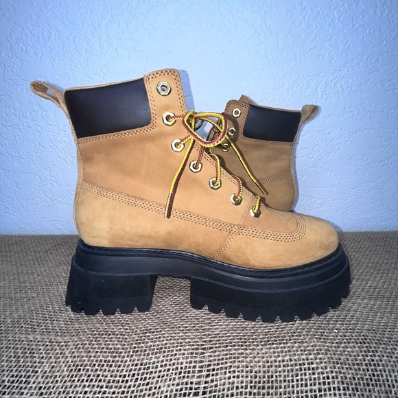 Timberland Tan and Black Lace Up Boots with Chunky Sole Size 7.5 NEW - Picture 3 of 10